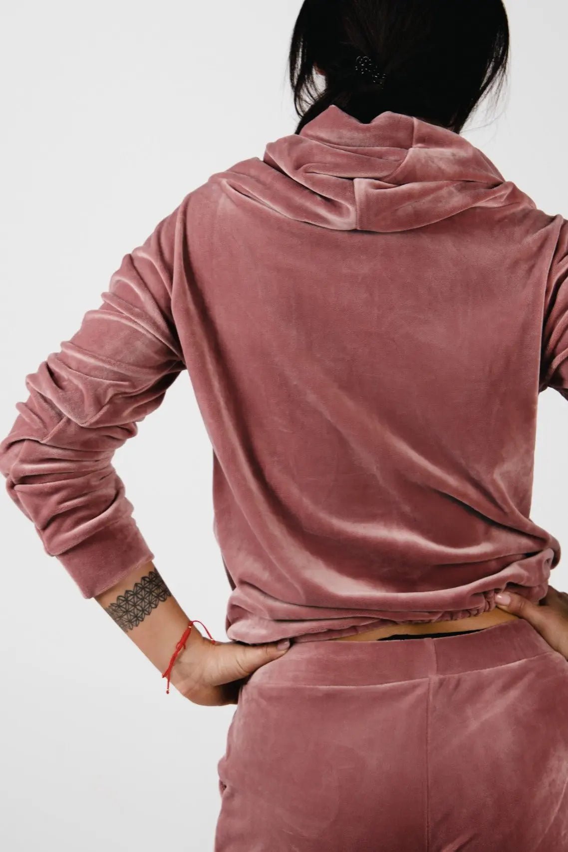 Welurowy komplet damski z kominkiem różowy S54 - DANNY